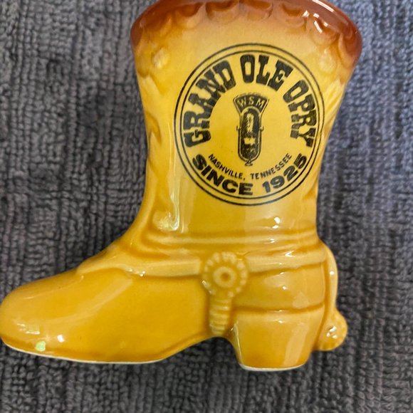 Grand Ole Opry Souvenir Salt and Pepper Shakers. - Picture 5 of 5